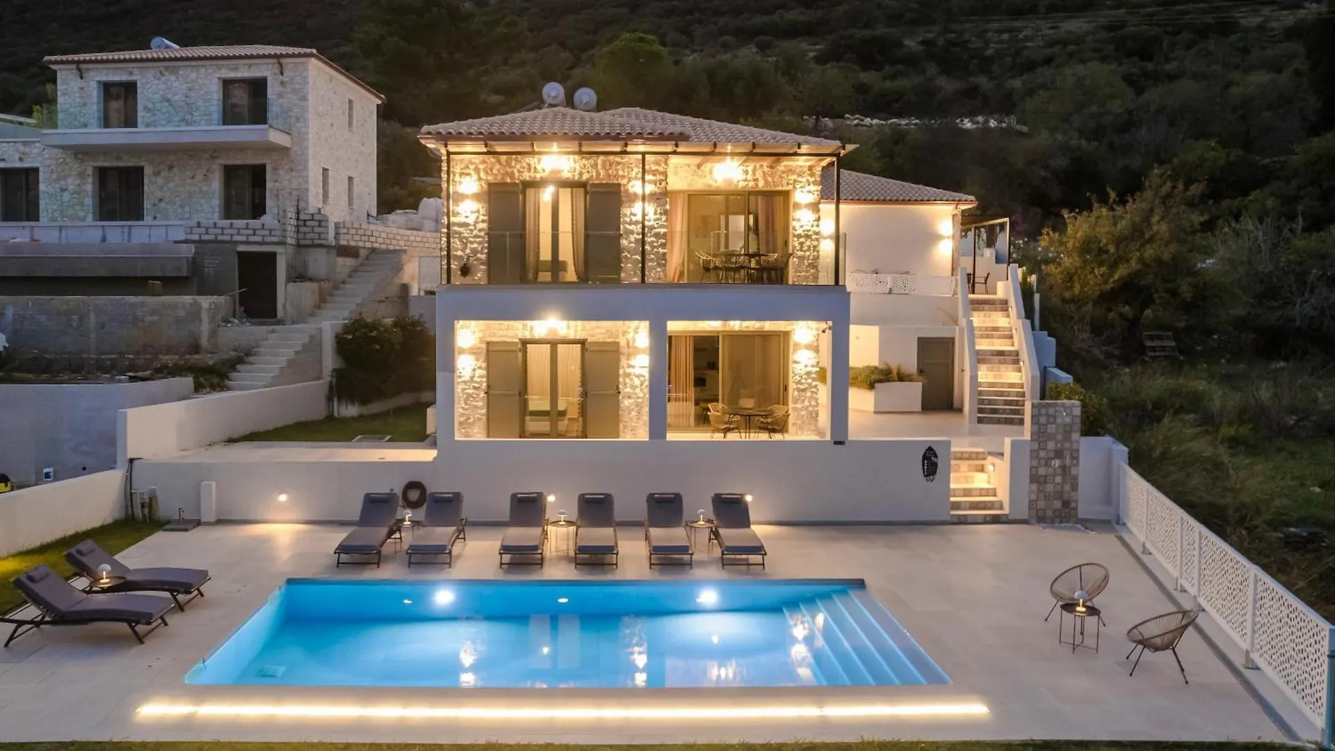 Azolaki Suites location